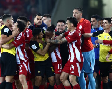 Η στιγμή της σύρραξης μετά το τέλος του Ολυμπιακός - ΑΕΚ