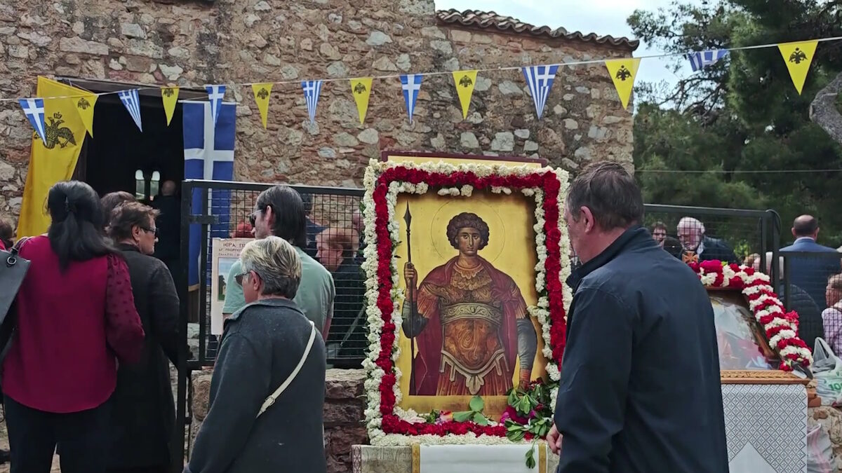 Πιστοί προσέρχονται στον παμπάλαιο ιερό ναό του Αγίου Γεωργίου στο Γαλάτσι ανήμερα της εορτής του Αγίου στις 23 Απριλίου