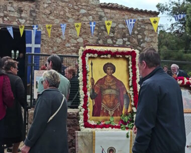 Πιστοί προσέρχονται στον παμπάλαιο ιερό ναό του Αγίου Γεωργίου στο Γαλάτσι ανήμερα της εορτής του Αγίου στις 23 Απριλίου