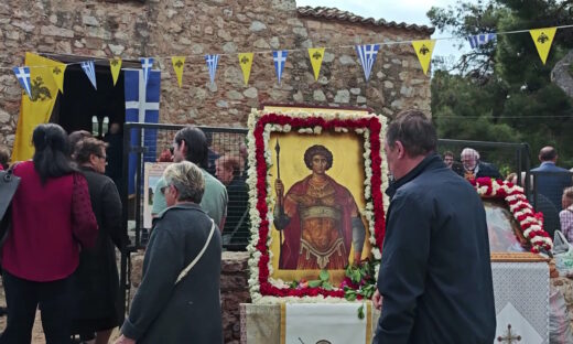 Πιστοί προσέρχονται στον παμπάλαιο ιερό ναό του Αγίου Γεωργίου στο Γαλάτσι ανήμερα της εορτής του Αγίου στις 23 Απριλίου