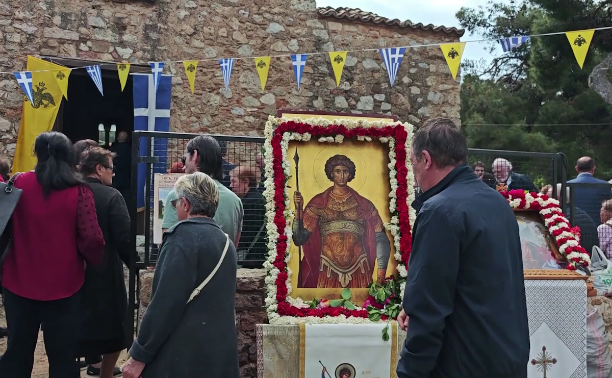 Πιστοί προσέρχονται στον παμπάλαιο ιερό ναό του Αγίου Γεωργίου στο Γαλάτσι ανήμερα της εορτής του Αγίου στις 23 Απριλίου
