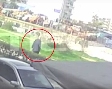 Λίγες στιγμές πριν ο 36χρονος πεζός παρασυρθεί από το διερχόμενο αυτοκίνητο στη Θεσσαλονίκη