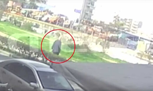 Λίγες στιγμές πριν ο 36χρονος πεζός παρασυρθεί από το διερχόμενο αυτοκίνητο στη Θεσσαλονίκη