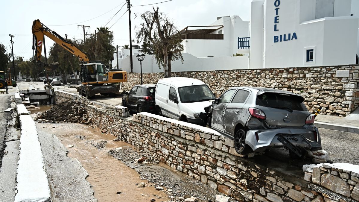 Εικόνες καταστροφής στην Πάρο μετά το πέρασμα της κακοκαιρίας