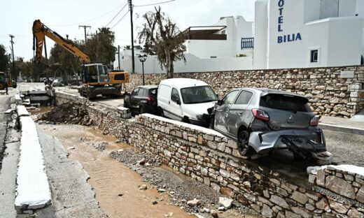 Εικόνες καταστροφής στην Πάρο μετά το πέρασμα της κακοκαιρίας