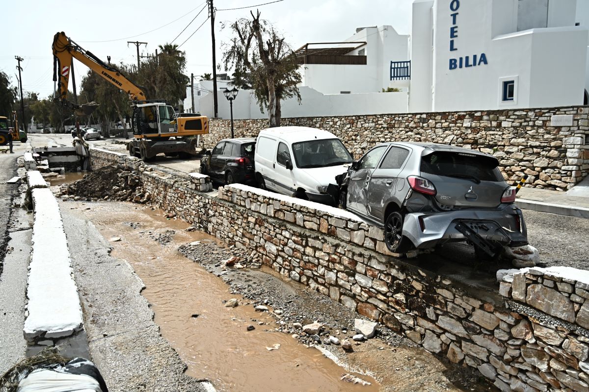 Εικόνες καταστροφής στην Πάρο μετά το πέρασμα της κακοκαιρίας
