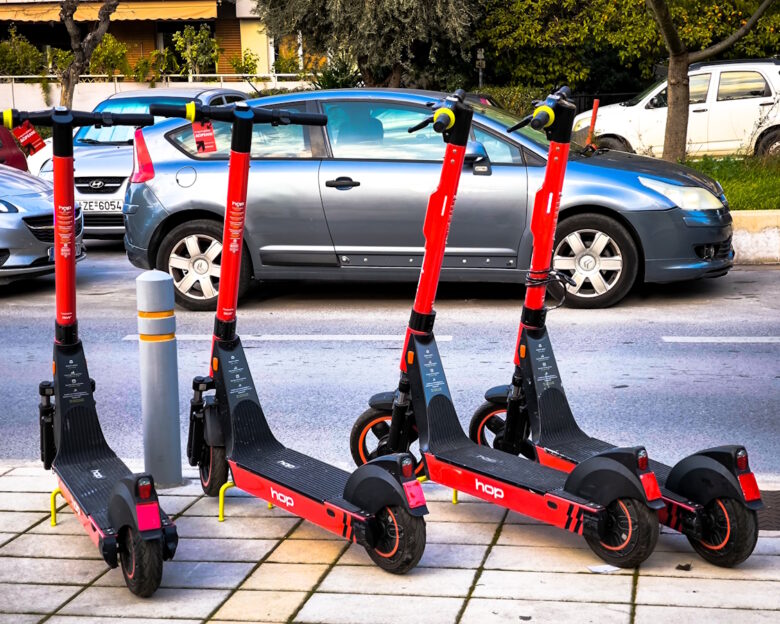 Η Αθήνα σκέφτεται να απαγορεύσει τα πατίνια σε δρόμους με όριο κυκλοφορίας πάνω από 50 χιλιόμετρα την ώρα