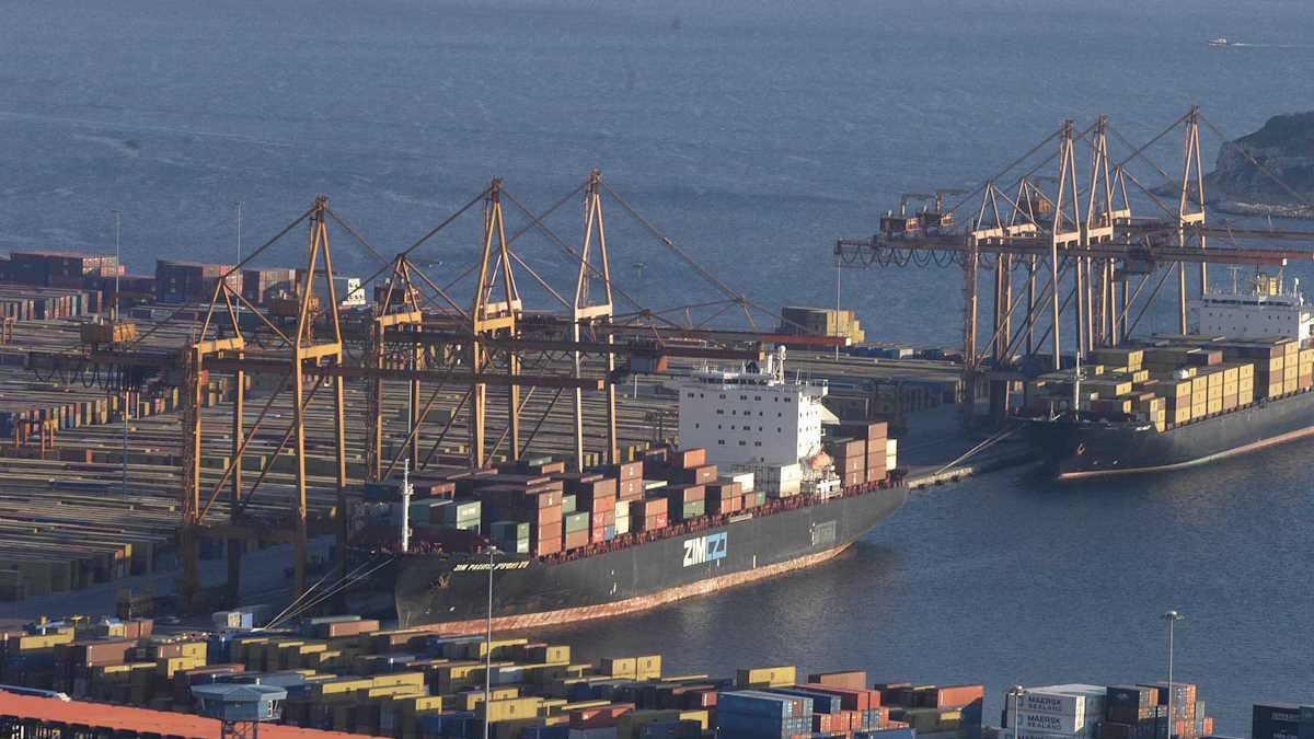 Πανοραμική άποψη από φορτηγά πλοία στην εμπορευματική ζώνη του Περάματος