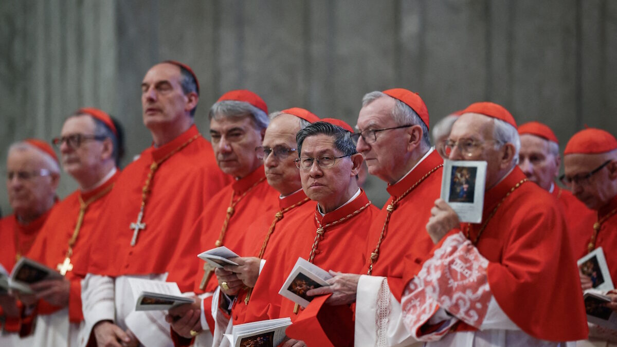 Οι Luis Antonio Tagle, Pietro Parolin και άλλοι καρδινάλιοι στη Βασιλική του Αγίου Πέτρου στο Βατικανό, στο ύστατο αντίο προς τον Πάπα Φραγκίσκο