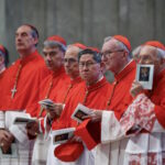 Οι Luis Antonio Tagle, Pietro Parolin και άλλοι καρδινάλιοι στη Βασιλική του Αγίου Πέτρου στο Βατικανό, στο ύστατο αντίο προς τον Πάπα Φραγκίσκο