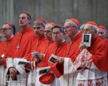 Οι Luis Antonio Tagle, Pietro Parolin και άλλοι καρδινάλιοι στη Βασιλική του Αγίου Πέτρου στο Βατικανό, στο ύστατο αντίο προς τον Πάπα Φραγκίσκο