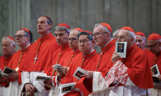 Οι Luis Antonio Tagle, Pietro Parolin και άλλοι καρδινάλιοι στη Βασιλική του Αγίου Πέτρου στο Βατικανό, στο ύστατο αντίο προς τον Πάπα Φραγκίσκο