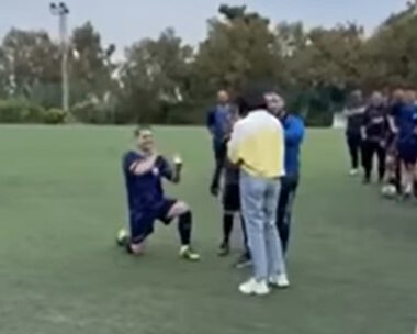 Ποδοσφαιριστής στην Εύβοια προσποιήθηκε τραυματισμό και έκανε πρόταση γάμου μέσα στον αγωνιστικό χώρο