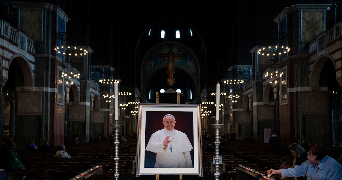 Pope Francis: “I want to be buried in the soil, in a simple grave,” Pontiff says in his covenant