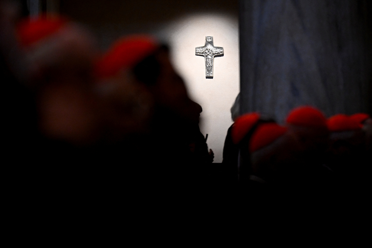 Ο σταυρός πάνω από τον τάφο του Πάπα Φραγκίσκου στην Παπική Βασιλική της Santa Maria Maggiore στη Ρώμη