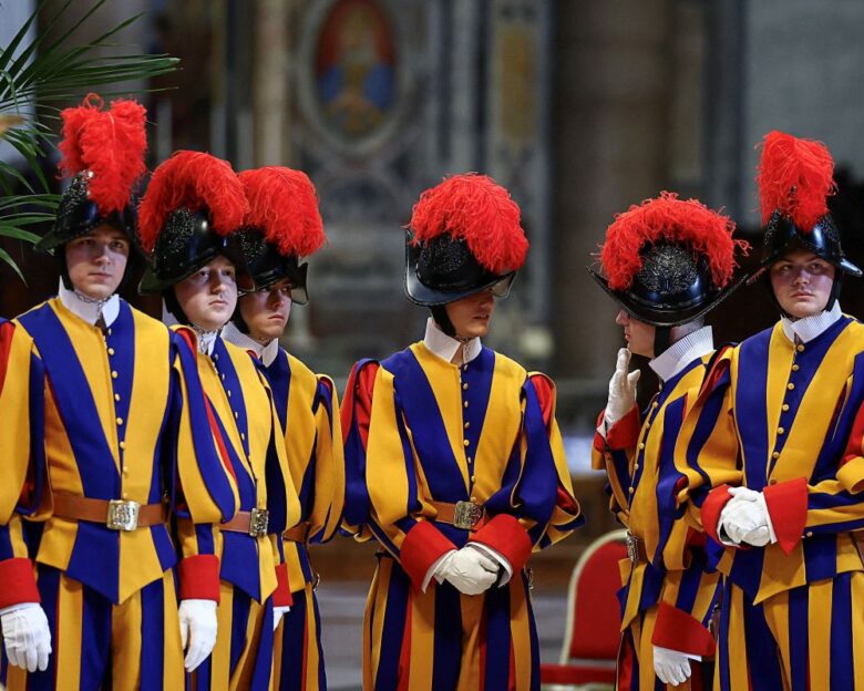 Βατικανό: Υπό έρευνα η Ελβετική Φρουρά – Φρουρός κατηγορείται ότι έφτυσε Εβραίες στην πλατεία του Αγίου Πέτρου