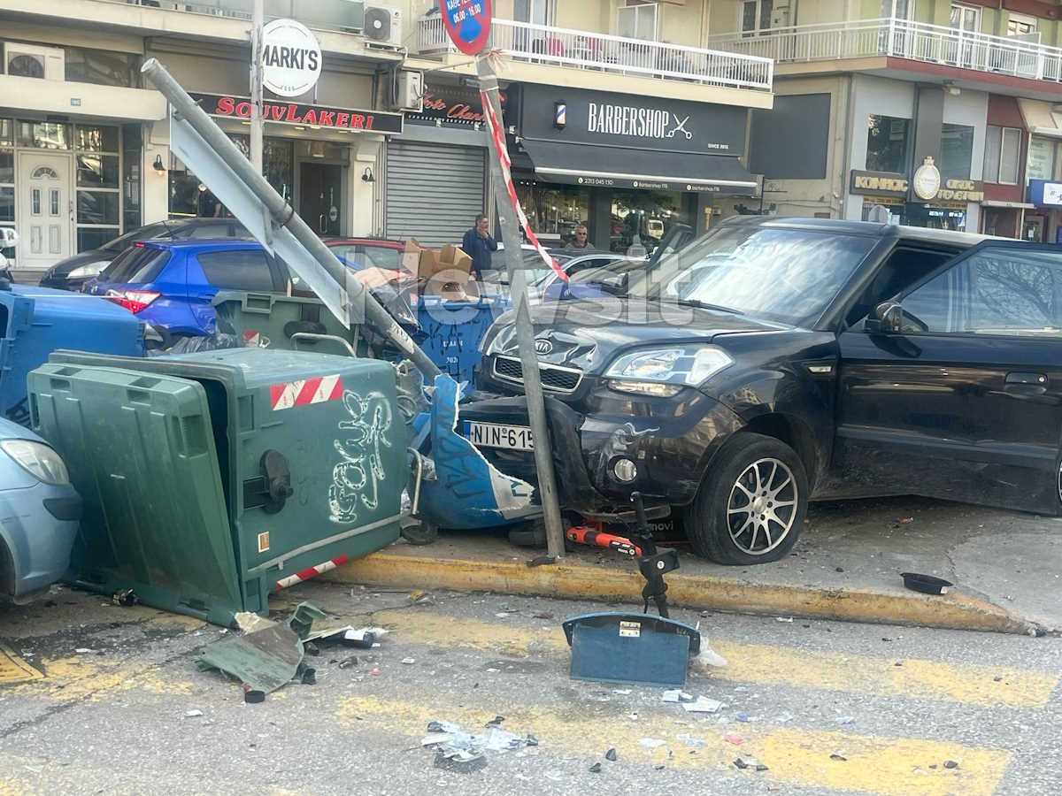 Αυτοκίνητο έπεσε πάνω σε κάδους στη Θεσσαλονίκη