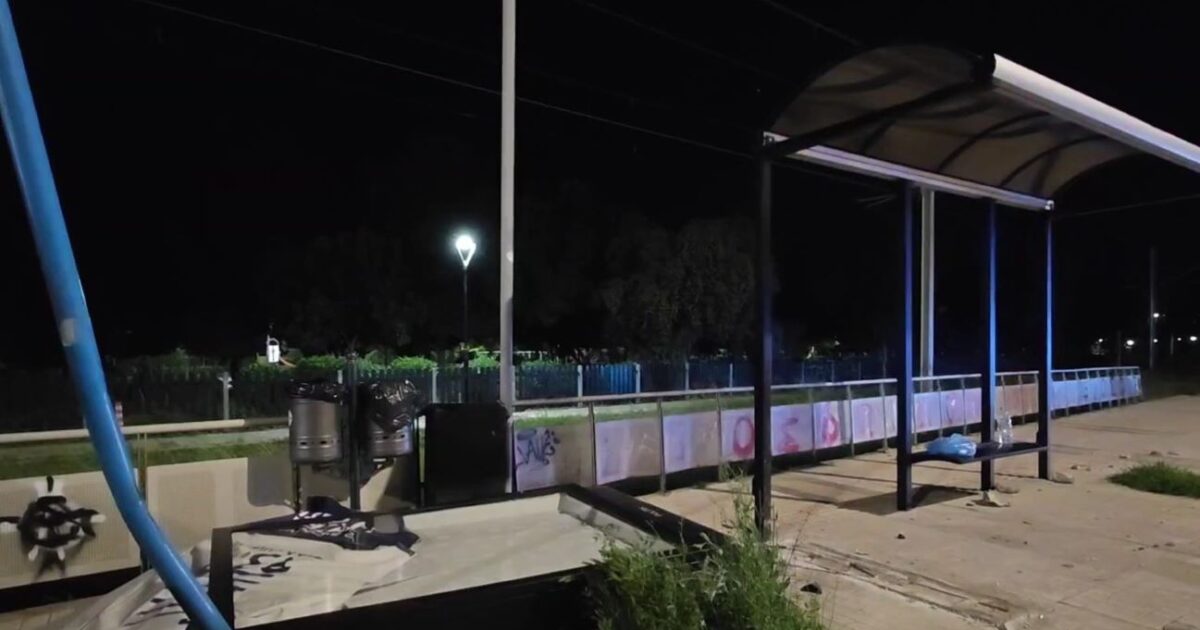 SUV on the seaside overthrow bus stop – material damage without injuries