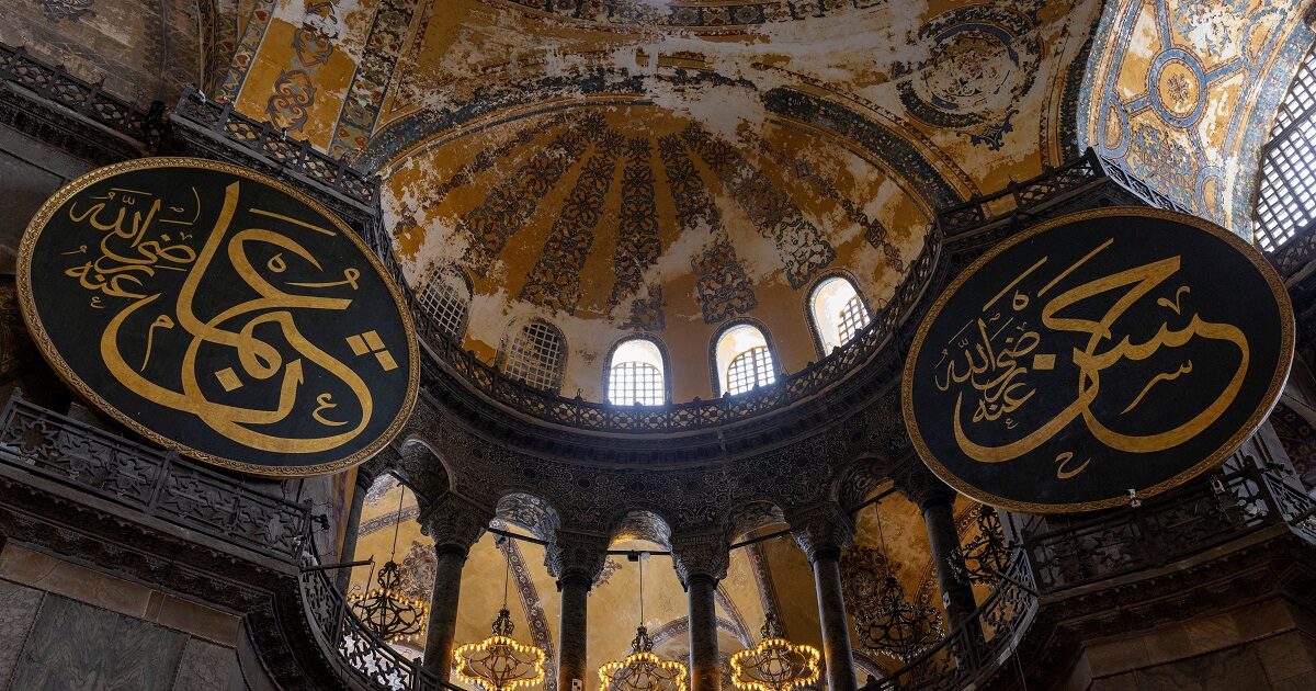 They start extensive maintenance work on the dome of Hagia Sophia with the fear of a great earthquake