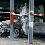 Κλιμάκιο της αστυνομίας επιθεωρεί ένα από τα οχήματα που πυρπολήθηκαν στο χώρο στάθμευσης της φυλακής Ταρασκόν, στη Γαλλία