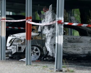 Κλιμάκιο της αστυνομίας επιθεωρεί ένα από τα οχήματα που πυρπολήθηκαν στο χώρο στάθμευσης της φυλακής Ταρασκόν, στη Γαλλία