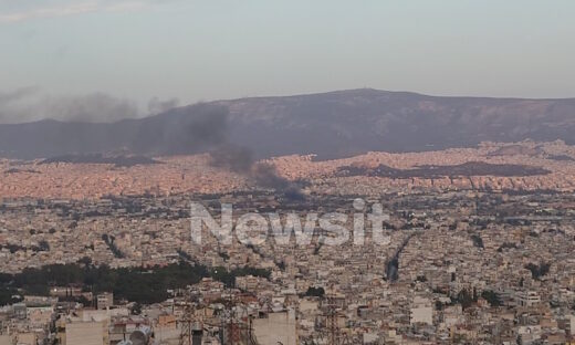 Καπνοί από τη φωτιά στον Βοτανικό
