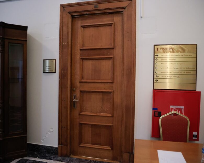 Βουλευτές πιάστηκαν να φωτογραφίζουν τη δικογραφία για τα Τέμπη – Αίτημα για τη δικογραφία έκανε ο Σπίρτζης