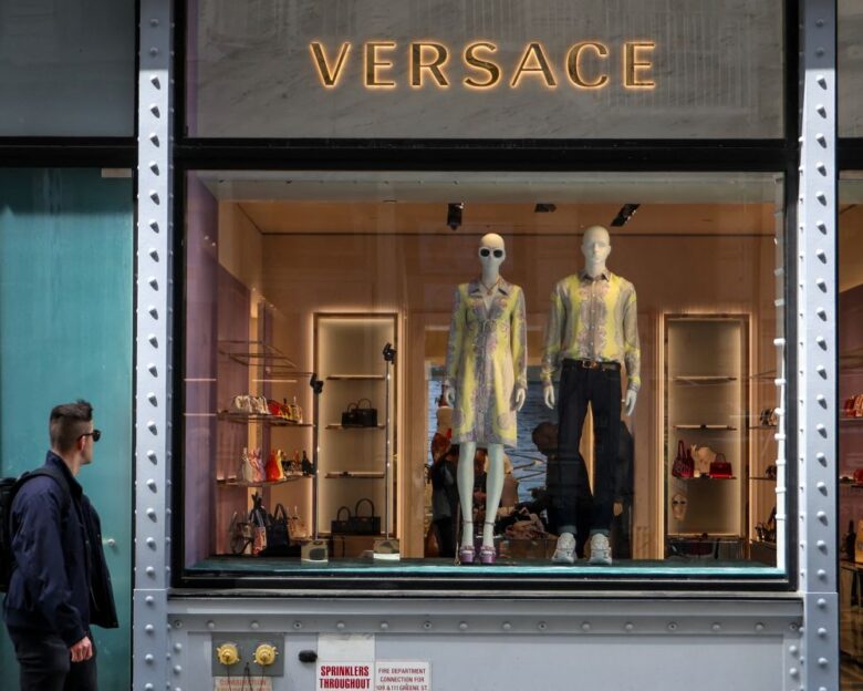 Versace: Αποχωρεί ο καλλιτεχνικός διευθυντής Ντάριο Βιτάλε λίγο μετά την εξαγορά – μαμούθ από την Prada