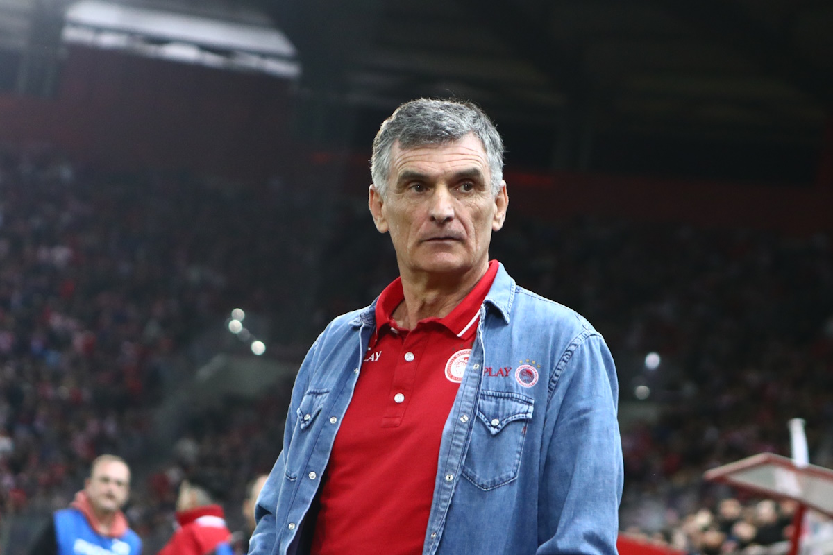 Ο προπονητής του Ολυμπιακού, Χοσέ Λουίς Μεντιλίμπαρ