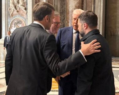 Ζελένσκι με Μακρόν, Τραμπ και Στάρμερ στο Βατικανό