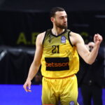Ο Νετζίπογλου της ΑΕΚ πανηγυρίζει