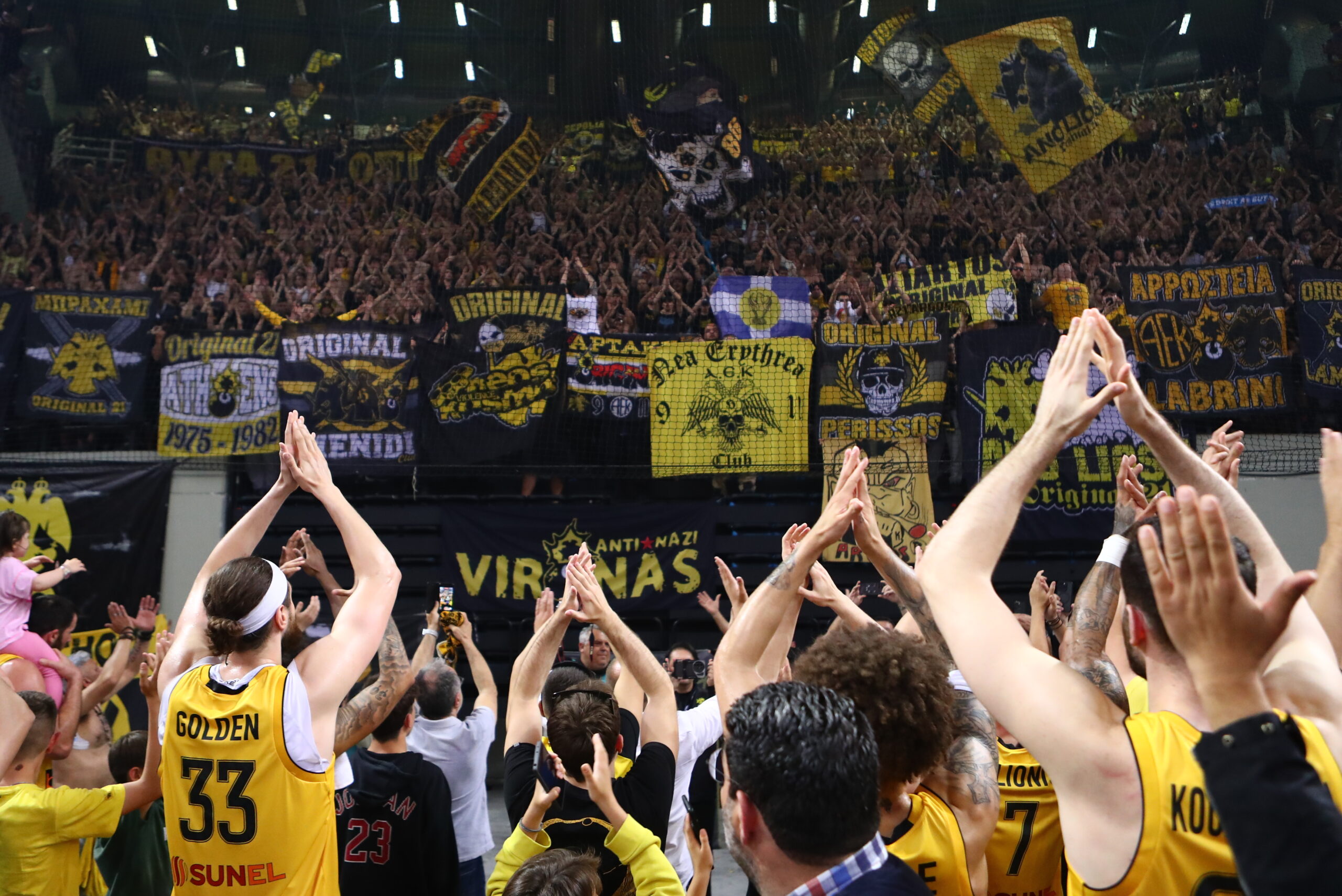 Ο κόσμος της ΑΕΚ στη SUNEL Arena
