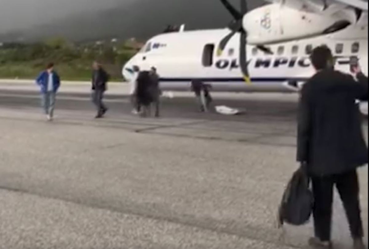 Βίντεο από την έκτακτη αποβίβαση των επιβατών από αεροσκάφος στη Μυτιλήνη