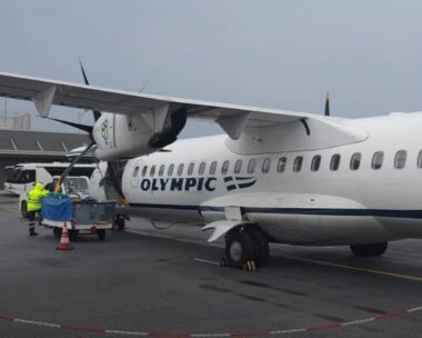 Αεροπλάνο ATR72 της Olympic Air στο αεροδρόμιο της Μυτιλήνης