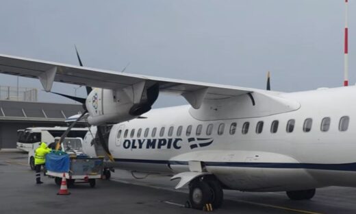 Αεροπλάνο ATR72 της Olympic Air στο αεροδρόμιο της Μυτιλήνης