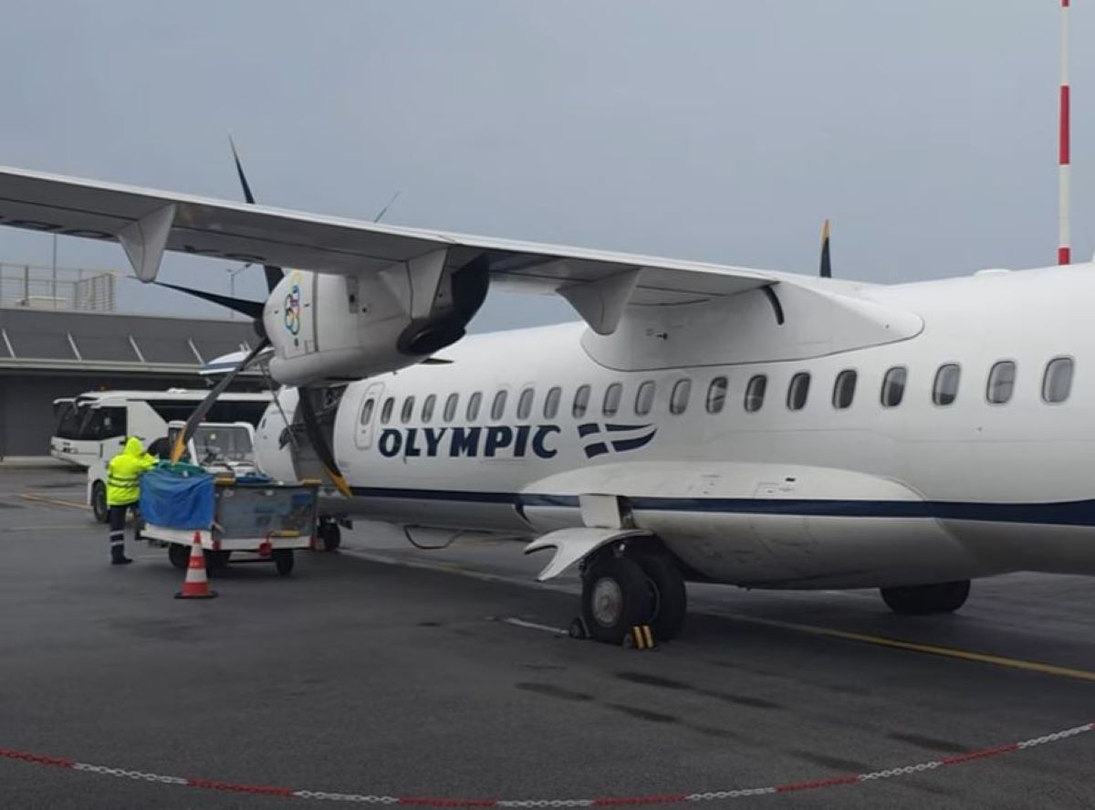Αεροπλάνο ATR72 της Olympic Air στο αεροδρόμιο της Μυτιλήνης