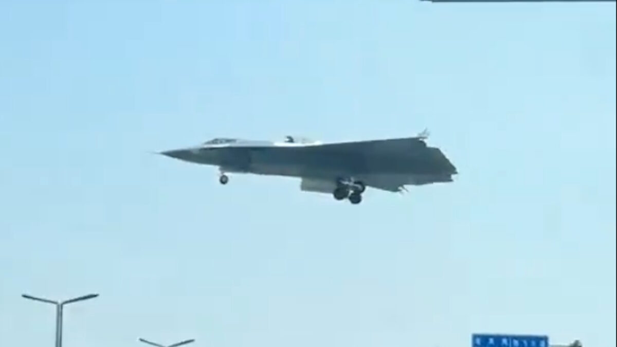 J-36: Νέα πτήση του μυστηριώδους stealth πάνω από αυτοκινητόδρομο στην Κίνα