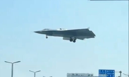 J-36: Νέα πτήση του μυστηριώδους stealth πάνω από αυτοκινητόδρομο στην Κίνα