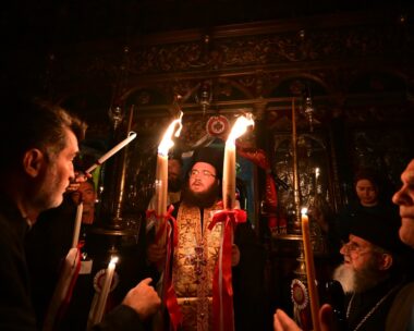 Άφιξη του Αγίου Φωτός στην Εξαρχία στον Ιερό Ναό των Αγίων Αναργύρων στην Πλάκα, Μεγάλο Σάββατο 19 Απριλίου 2025. 
(ΤΑΤΙΑΝΑ ΜΠΟΛΑΡΗ