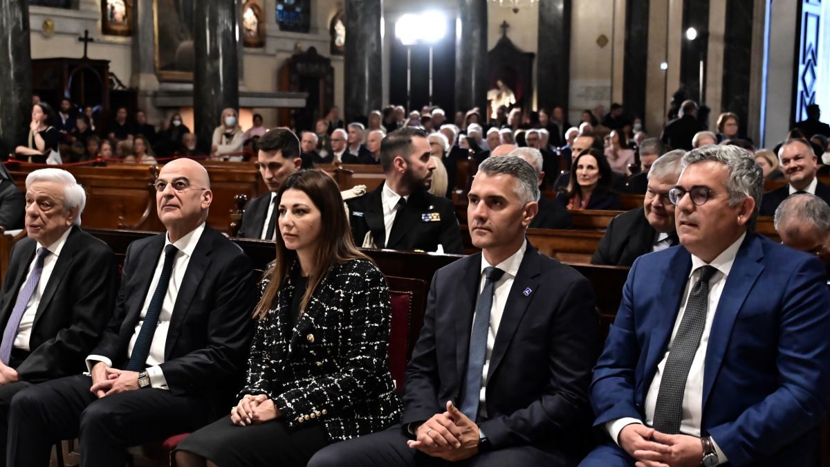 Οι Προκόπης Παυλόπουλος, Νίκος Δένδιας, Σοφία Ζαχαράκη και πλήθος πολιτικών και πιστών στη Θεία Λειτουργία υπέρ αναπαύσεως του Πάπα Φραγκίσκου