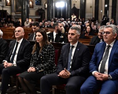 Οι Προκόπης Παυλόπουλος, Νίκος Δένδιας, Σοφία Ζαχαράκη και πλήθος πολιτικών και πιστών στη Θεία Λειτουργία υπέρ αναπαύσεως του Πάπα Φραγκίσκου