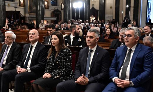 Οι Προκόπης Παυλόπουλος, Νίκος Δένδιας, Σοφία Ζαχαράκη και πλήθος πολιτικών και πιστών στη Θεία Λειτουργία υπέρ αναπαύσεως του Πάπα Φραγκίσκου