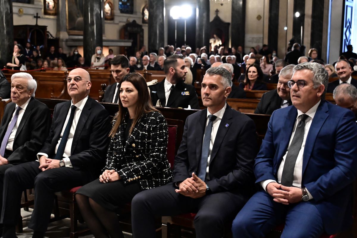 Οι Προκόπης Παυλόπουλος, Νίκος Δένδιας, Σοφία Ζαχαράκη και πλήθος πολιτικών και πιστών στη Θεία Λειτουργία υπέρ αναπαύσεως του Πάπα Φραγκίσκου