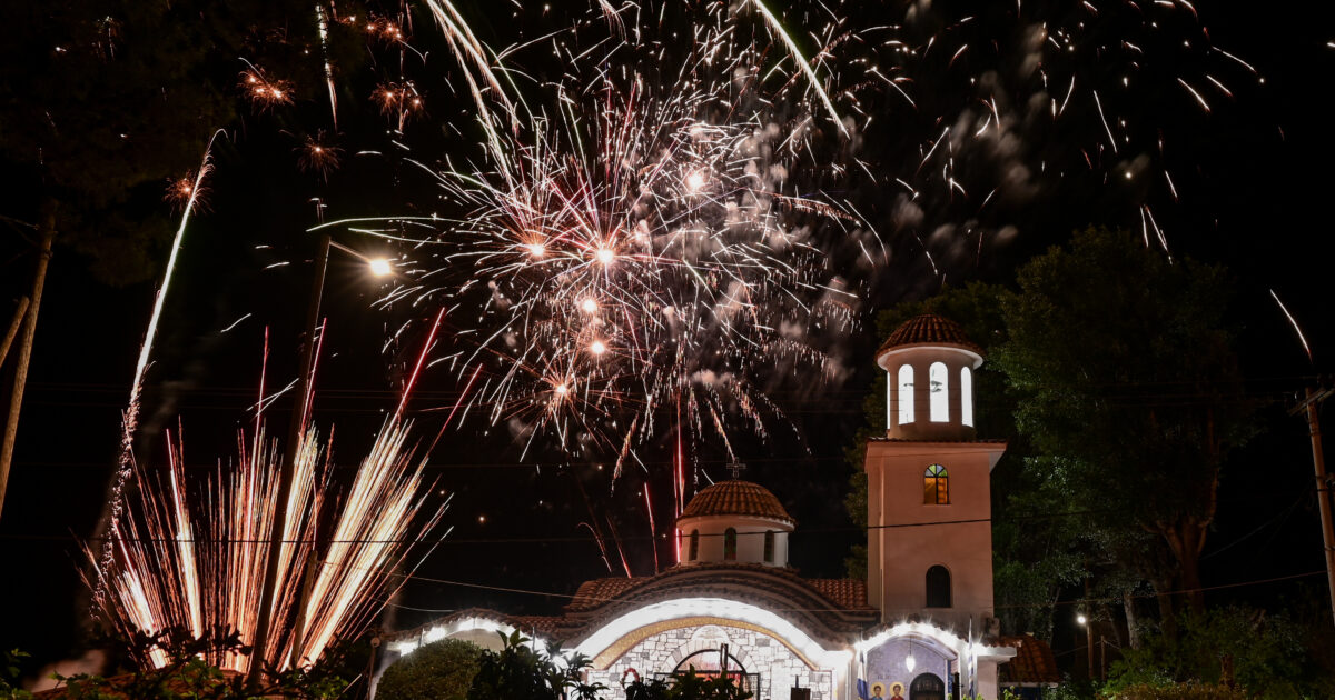 Christ Risen! With devotion and sparklers the resurrection across the country