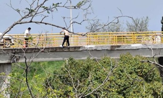Ο άνδρας που απειλεί να πέσει από τη γέφυρα