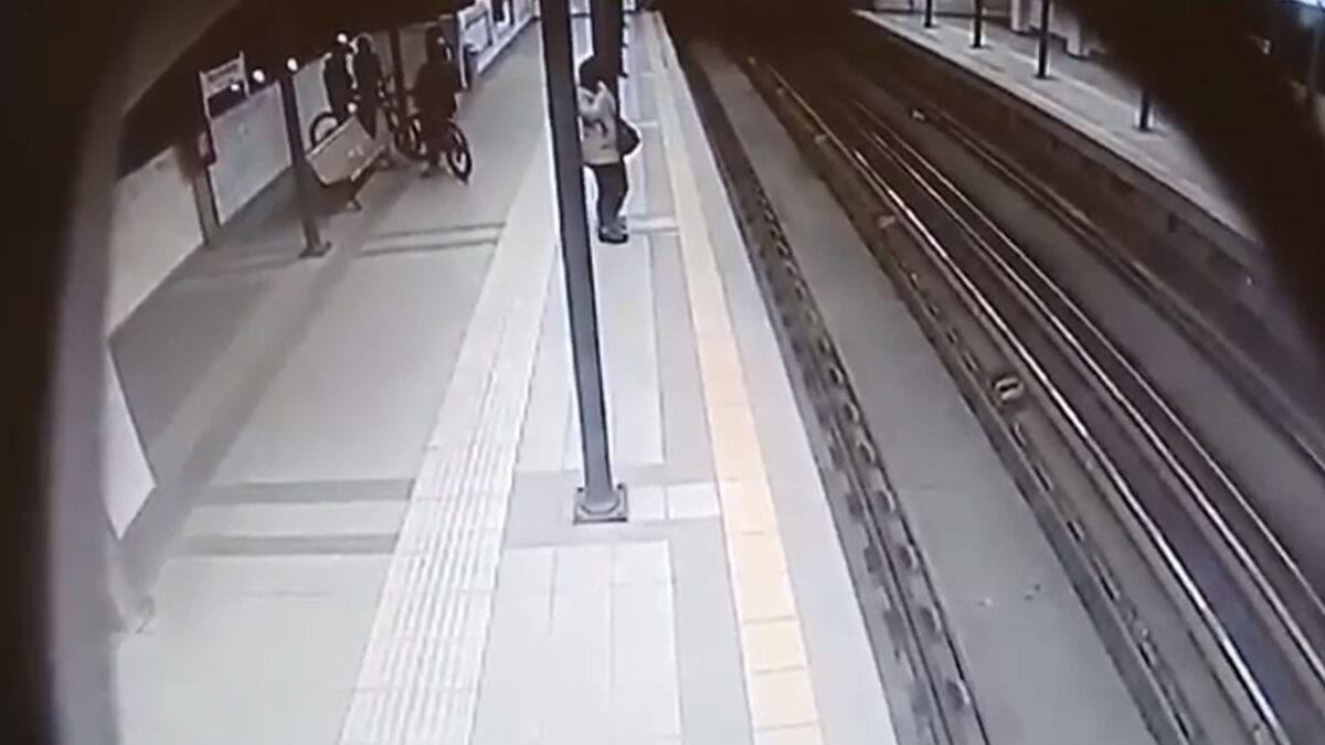 Συμμορία αρπάζει αλυσίδες από περαστικούς