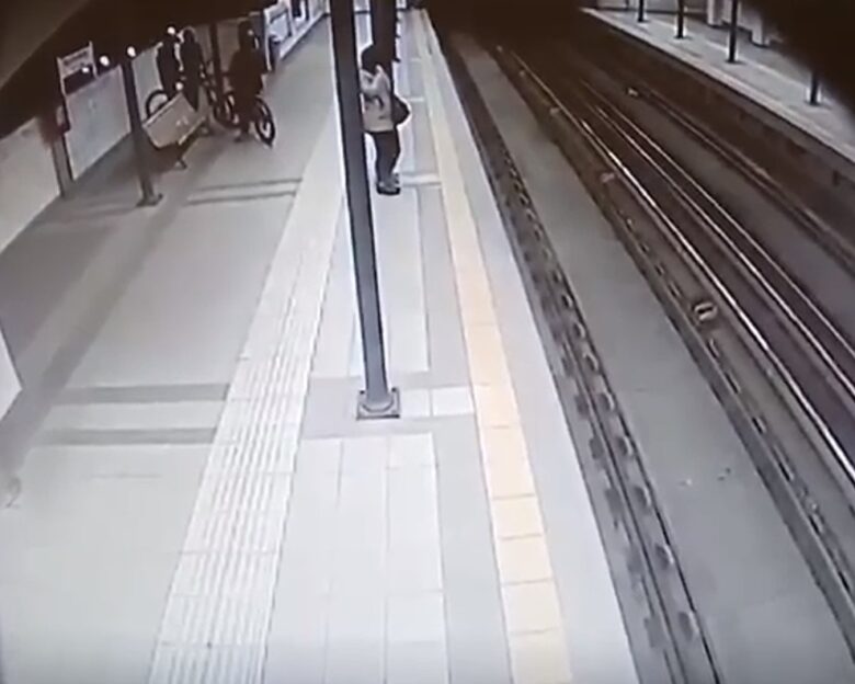 Βίντεο ντοκουμέντα με τη δράση συμμορίας ανηλίκων που άρπαζε αλυσίδες από τους λαιμούς περαστικών