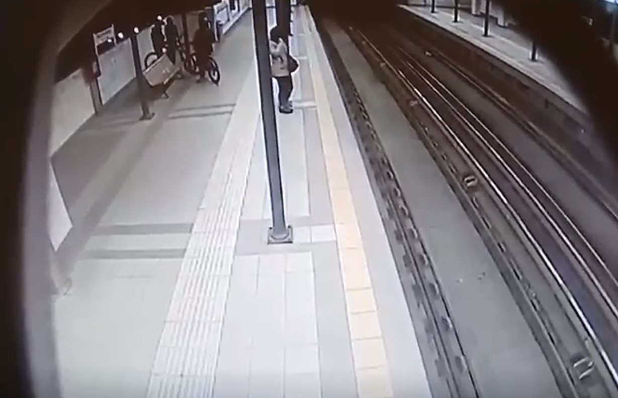 Συμμορία αρπάζει αλυσίδες από περαστικούς