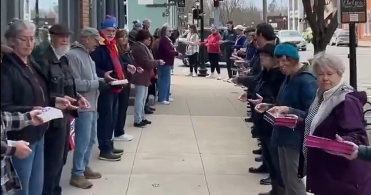 Michigan: They created a human chain and transferred 9,100 books within two hours