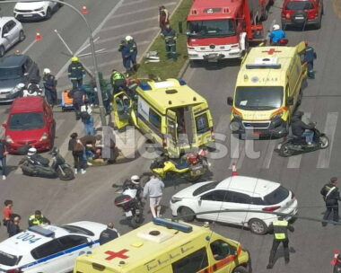 Φωτογραφία από το σημείο όπου έγινε το τροχαίο με το ιδιωτικό ασθενοφόρο στο Παγκράτι